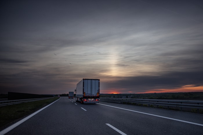 Pojazdy floty transportowej w trasie